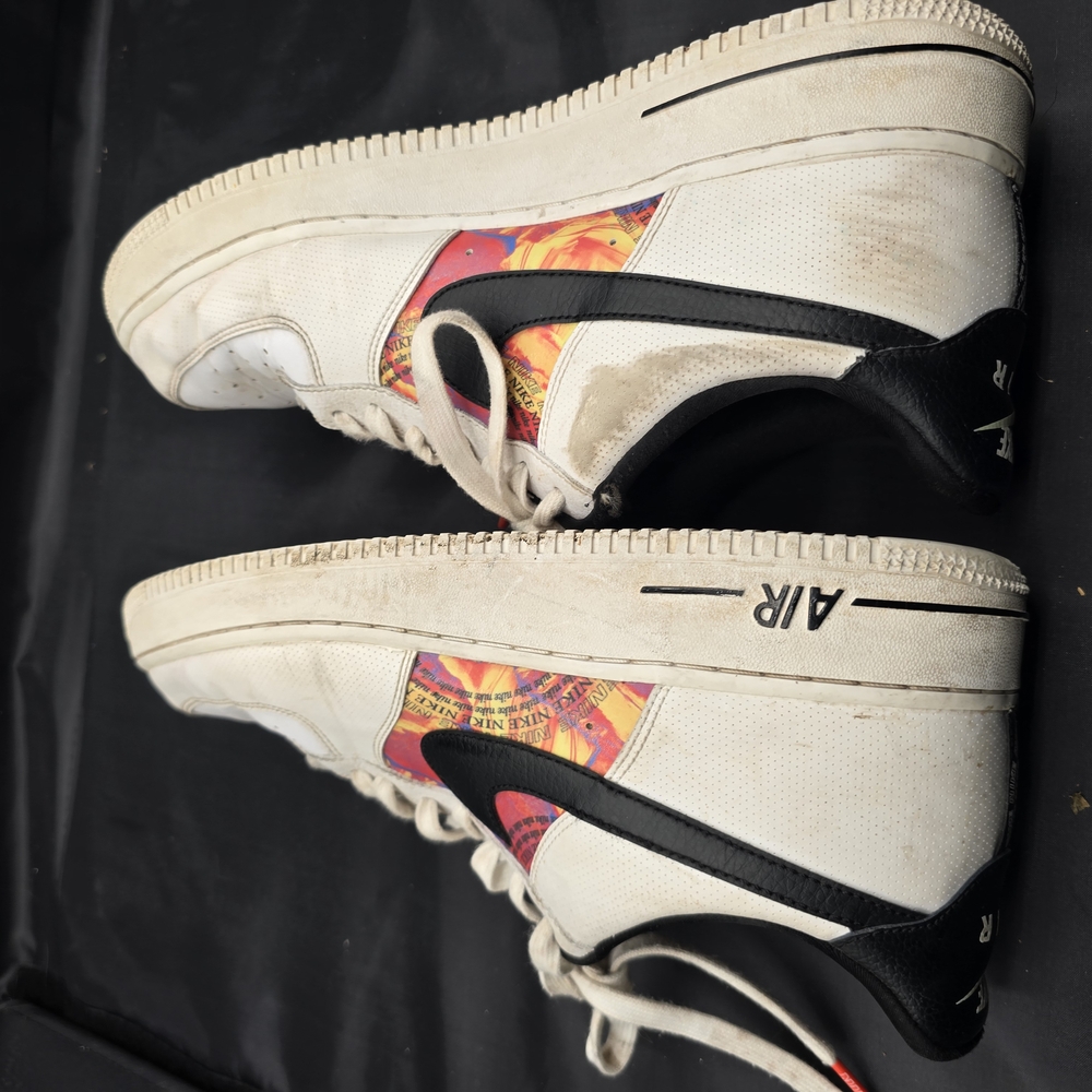 Nike White and Black Sneakers Classic Low-Top Design